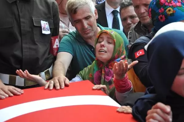 Uludere Şehidi Sinan Hamza'nın Cenaze Töreninde CHP Çelengine Tepki Uludere Şehidi Sinan Hamza'nın Cenaze Töreninde CHP Çelengine Tepki