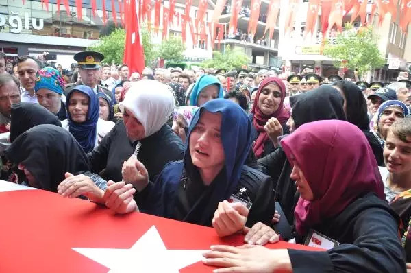 Uludere Şehidi Sinan Hamza'nın Cenaze Töreninde CHP Çelengine Tepki Uludere Şehidi Sinan Hamza'nın Cenaze Töreninde CHP Çelengine Tepki