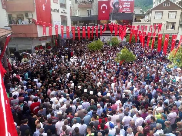 Uludere Şehidi Sinan Hamza'nın Cenaze Töreninde CHP Çelengine Tepki Uludere Şehidi Sinan Hamza'nın Cenaze Töreninde CHP Çelengine Tepki