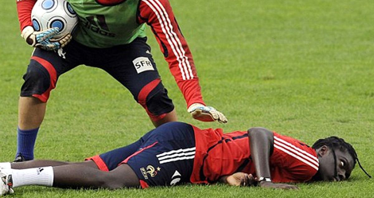 Galatasaray'ın Yeni Golcüsü Gomis, Rahatsızlığı Nedeniyle Maçlarda Bayılıyor