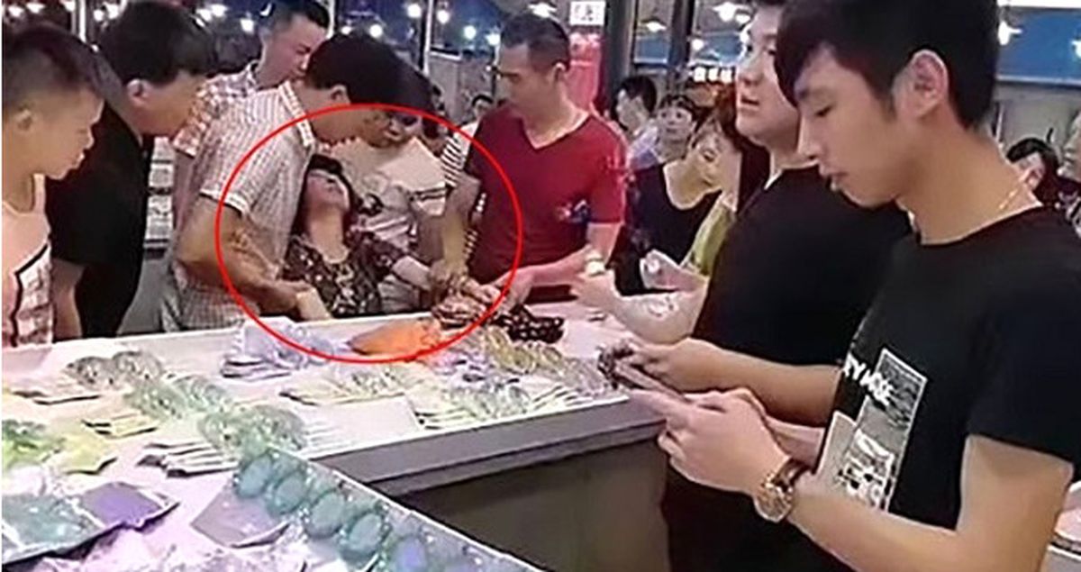 Mağazada Kırdığı Bilekliğin Fiyatını Öğrenen Kadın Baygınlık Geçirdi