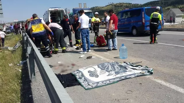 Otomobil Bariyerlere Çarptı: 1 Ölü, 2 Yaralı Otomobil Bariyerlere Çarptı: 1 Ölü, 2 Yaralı
