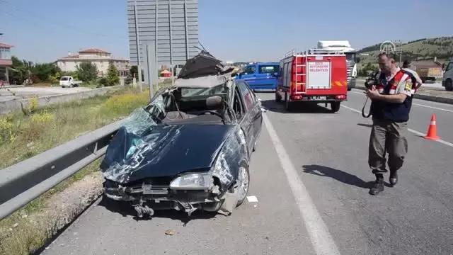Otomobil Beton Bariyere Çarptı: 1 Ölü, 2 Yaralı Otomobil Beton Bariyere Çarptı: 1 Ölü, 2 Yaralı
