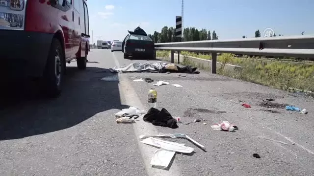 Otomobil Beton Bariyere Çarptı: 1 Ölü, 2 Yaralı Otomobil Beton Bariyere Çarptı: 1 Ölü, 2 Yaralı