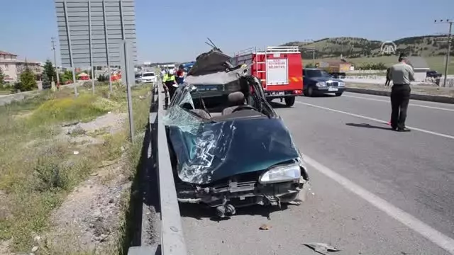 Otomobil Beton Bariyere Çarptı: 1 Ölü, 2 Yaralı Otomobil Beton Bariyere Çarptı: 1 Ölü, 2 Yaralı
