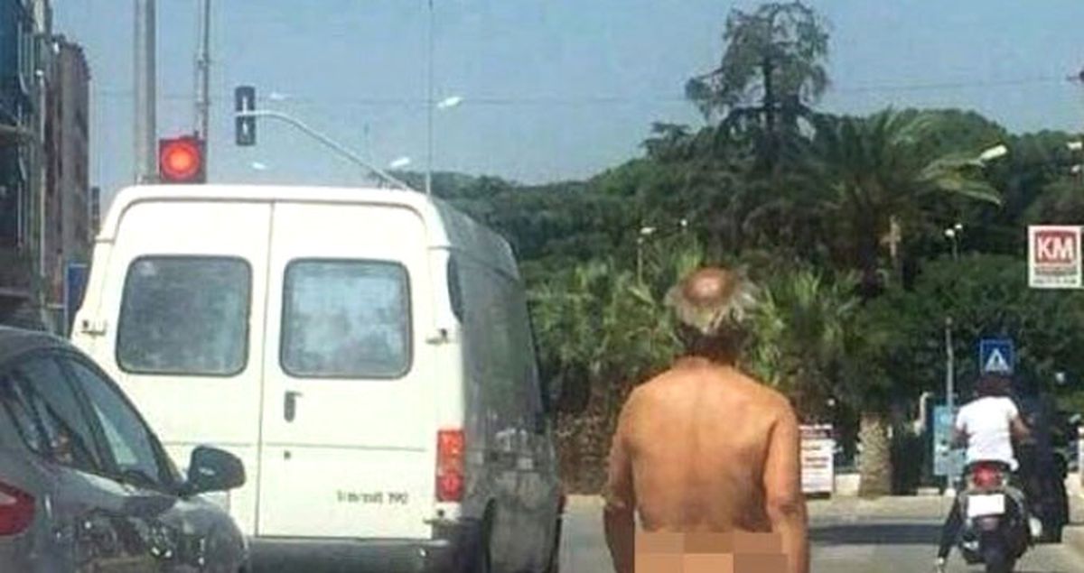 İzmir'de Sıcaktan Bunalan Yaşlı Adam Çırılçıplak Soyunup Gezintiye Çıktı
