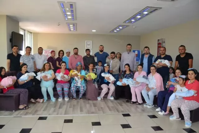 Uşak'ta Kadir Gecesi Dünyaya Gelen 15 Bebek Hatıra Fotoğrafı Çekildi