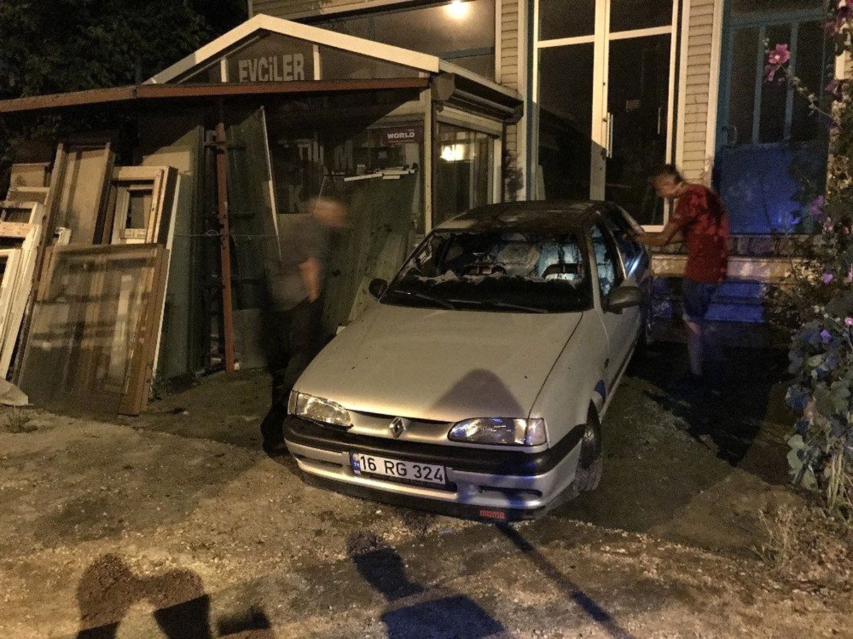 Araçları Kundaklanan Mahalle Sakinleri Sokaklara Döküldü