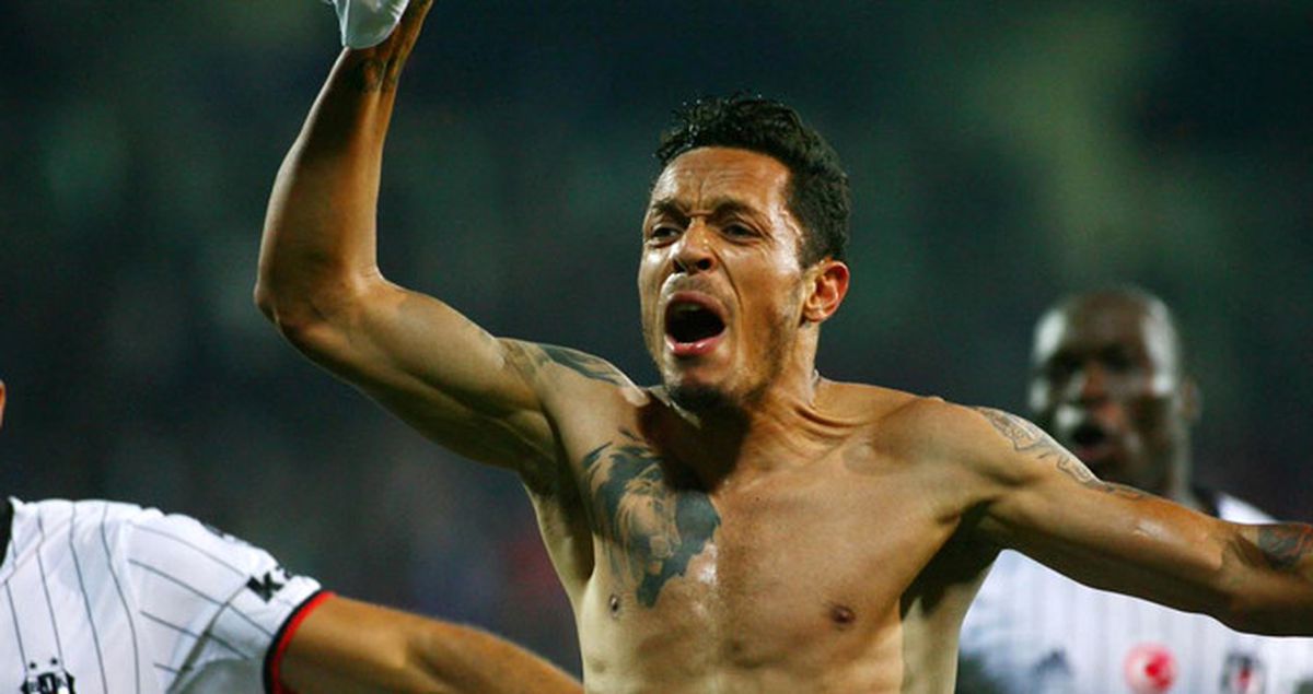 Beşiktaşlı Adriano İçin Çin'den 13 Milyon Euro Teklif Geldi
