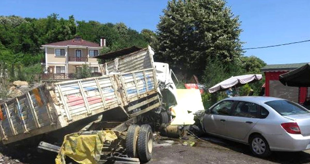 Beykoz'da Direksiyon Hakimiyetini Kaybeden Hafriyat Kamyonu Bir Araca Çarptı