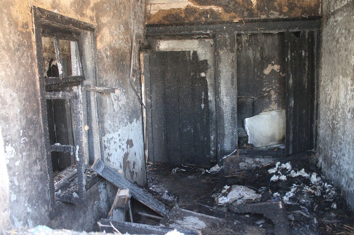 Fuhuş Yapılan Evi Basan Mahalleli İçeridekileri Kovalayıp Evi Ateşe Verdi!