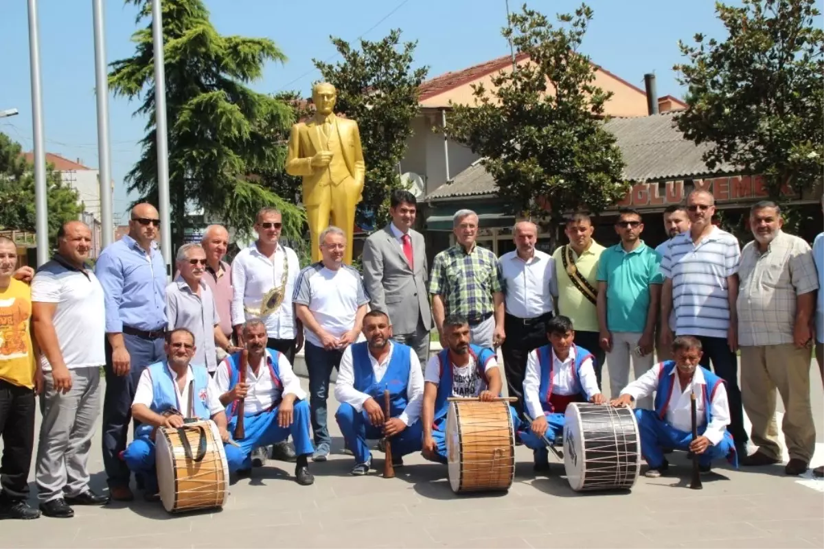 Güreşçi ve Protokol Üyeleri Davul Zurna Eşliğinde Akyazı'da Çarşıyı Gezdi