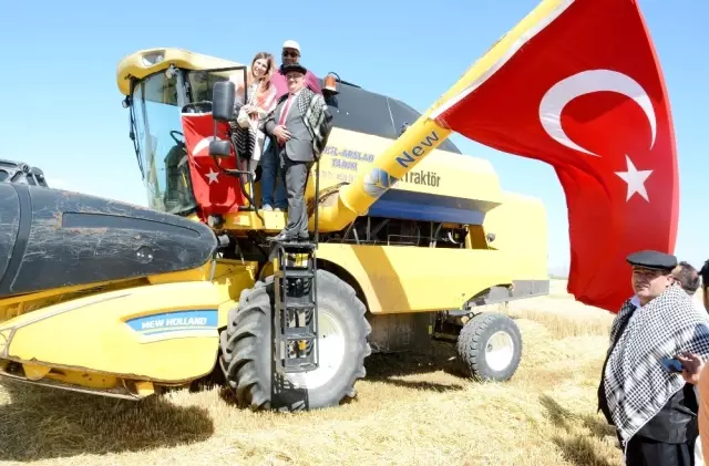 Hasat Bayramı ile Çiftçiler Tarlaya İndi Hasat Bayramı ile Çiftçiler Tarlaya İndi