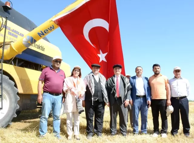 Hasat Bayramı ile Çiftçiler Tarlaya İndi Hasat Bayramı ile Çiftçiler Tarlaya İndi
