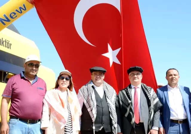 Hasat Bayramı ile Çiftçiler Tarlaya İndi Hasat Bayramı ile Çiftçiler Tarlaya İndi