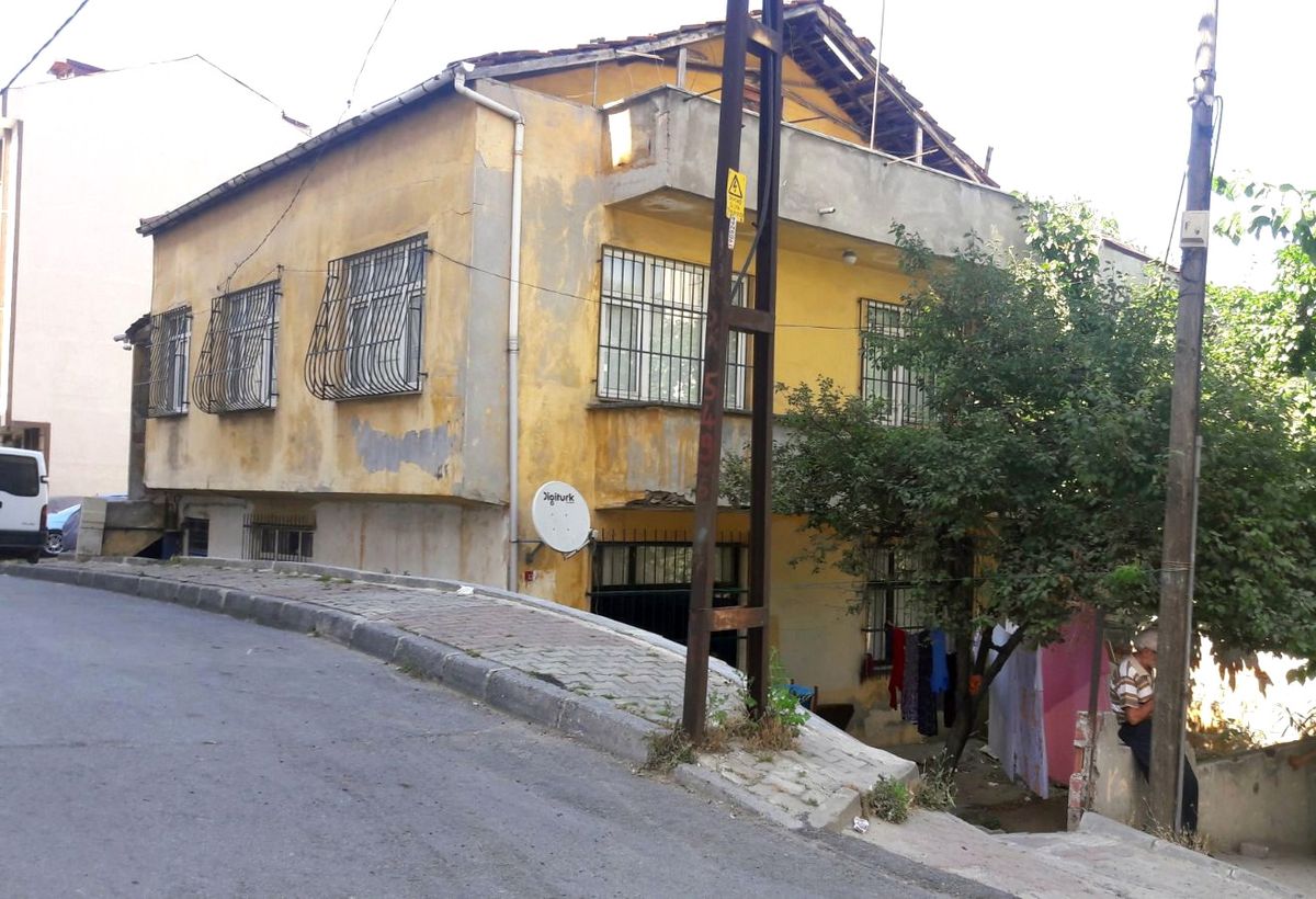 Şizofreni Hastası, Annesinin Kafasını Taşla Ezerek Öldürdü