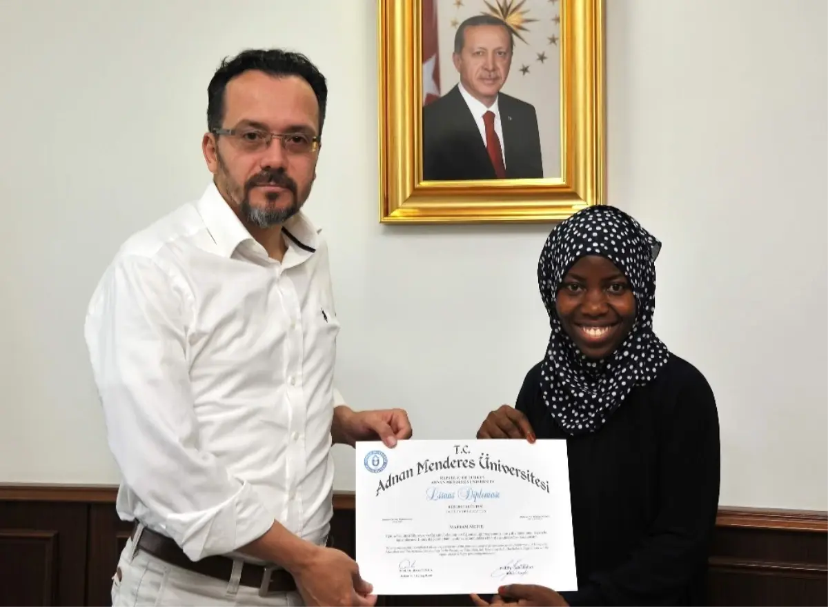 Adü'nün Yabancı Öğrencileri Diplomalarını Rektör Bircan'dan Aldı
