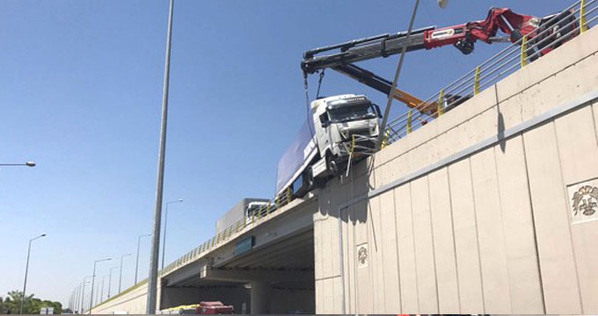 Bariyerlere Çarpan Tır, Üst Geçitte Asılı Kaldı