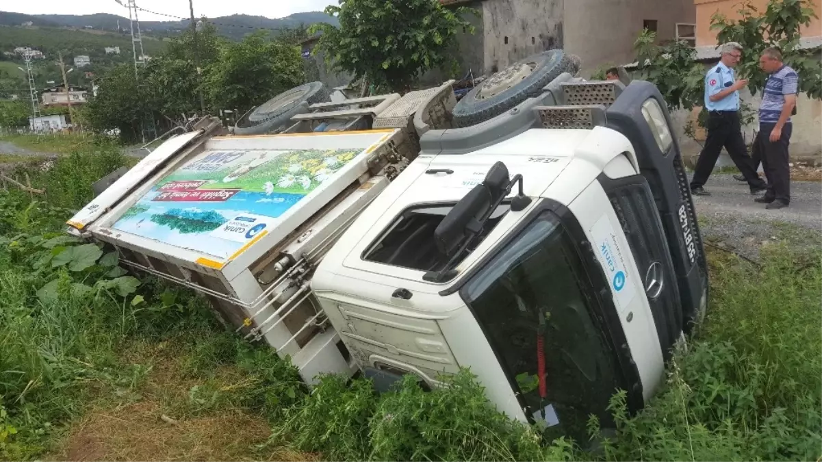 İzmir'de Midibüs Devrildi: 1 Yaralı