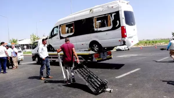 Minibüs ile Kamyon Çarpıştı: 13 Yaralı Minibüs ile Kamyon Çarpıştı: 13 Yaralı