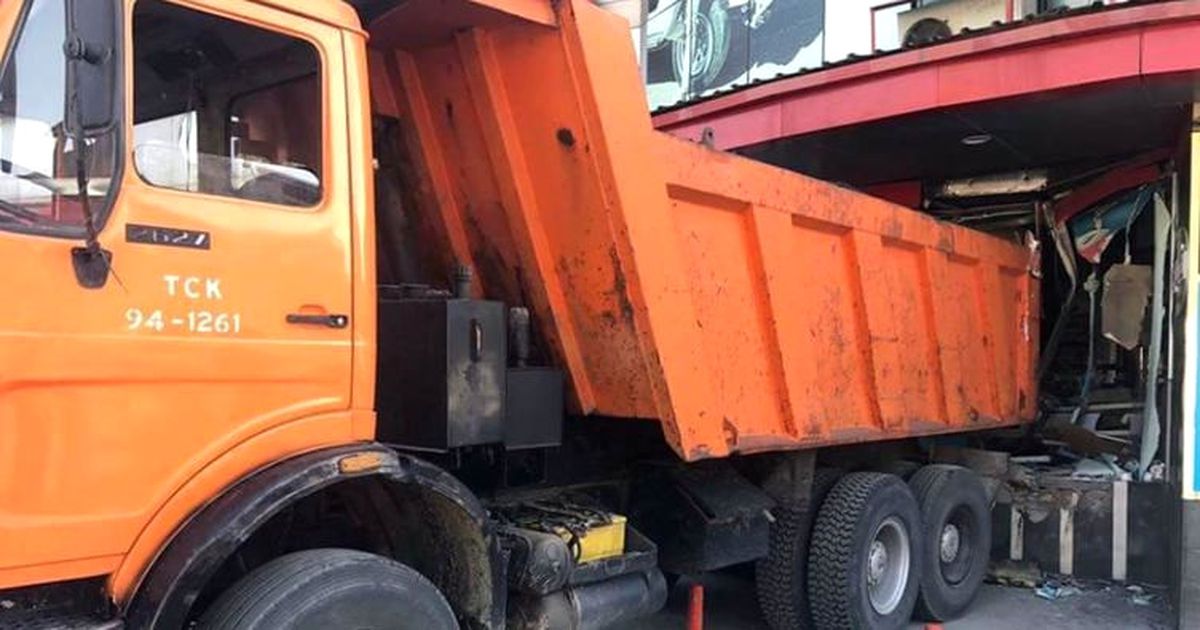 Park Halindeki Karayolları Aracı, 50 Metre Uzağındaki Markete Böyle Girdi