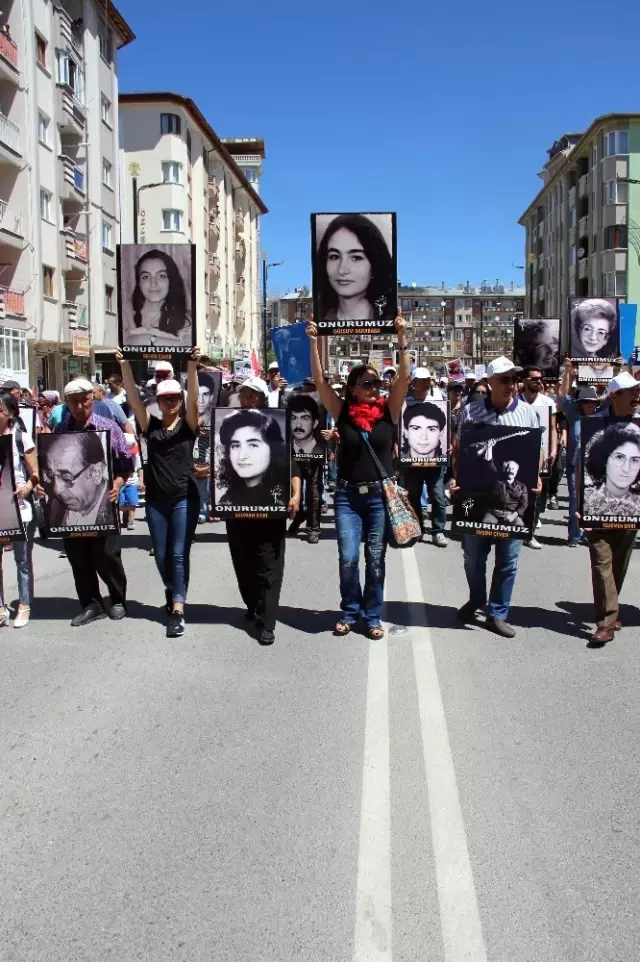 Madımak'ta Ölenler Gözyaşlarıyla Anıldı