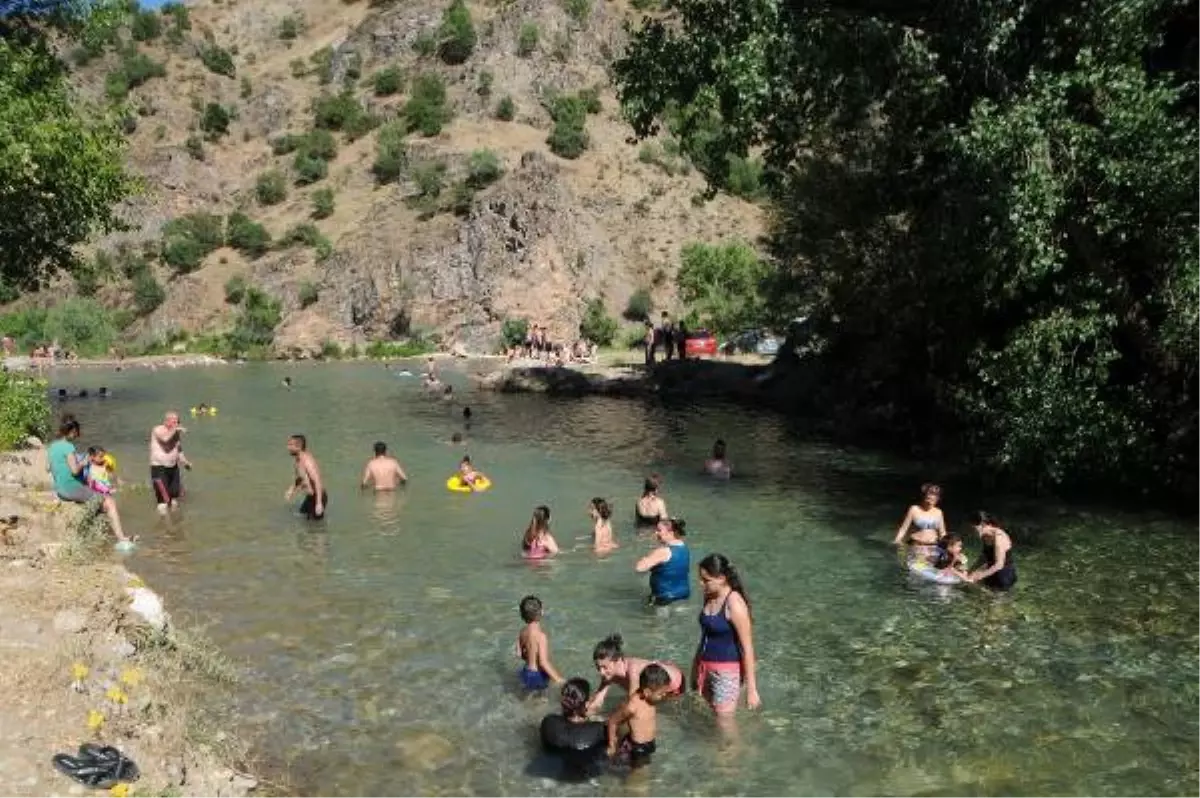 Munzur'da Çatışmaların Gölgesinde Plaj Keyfi