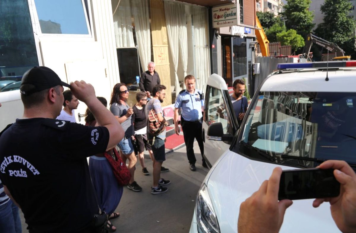 Taksim'e Çıkmak İsteyen LGBTİ'lilere Polis Müdahale Etti: 7 Gözaltı