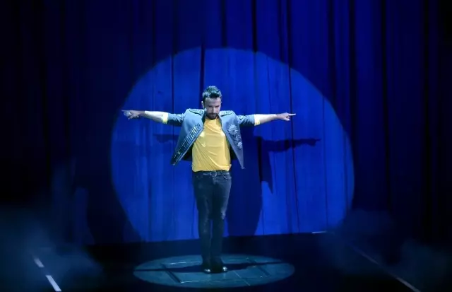 Tarkan Sahneye Yerin Altından Çıktı Tarkan Sahneye Yerin Altından Çıktı