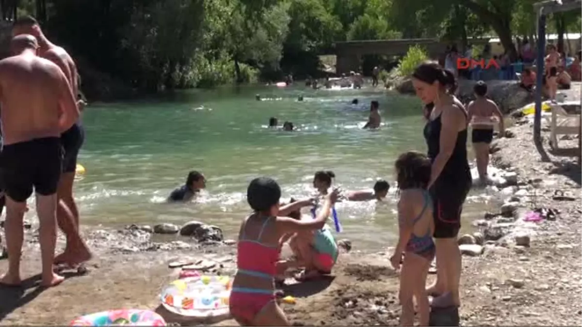 Tunceli Munzur'da Çatışmaların Gölgesinde Plaj Keyfi