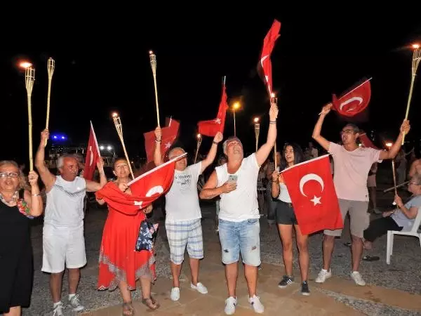Çeşme'de Meşaleler 'Ata'ya Saygı' İçin Yandı