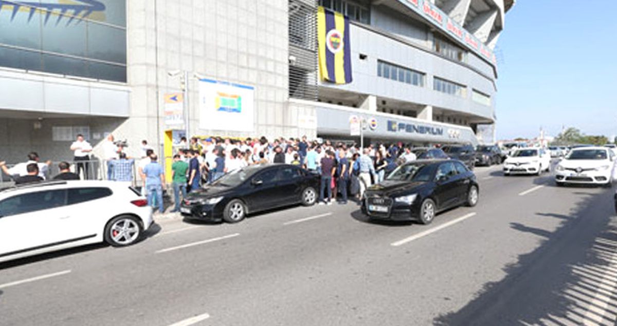 Fenerbahçeli Taraftarlar, Kombine Satışlarına Büyük İlgi Gösterdi