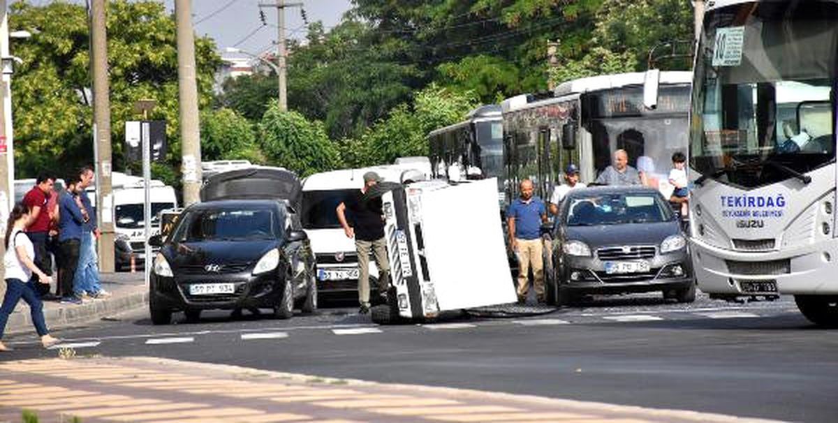 Aracın Kontrolünü Kaybeden Sürücü, 5 Araca Çarparak Takla Attı