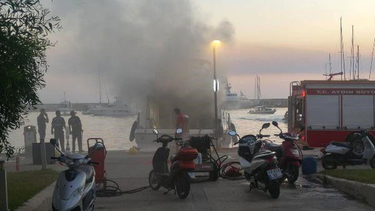 Kuşadası'nda Yat Yangını