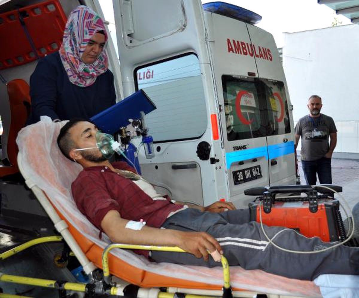 Sopasıyla Kovmak İstediği Yılan, İşçinin Bacağını Isırdı