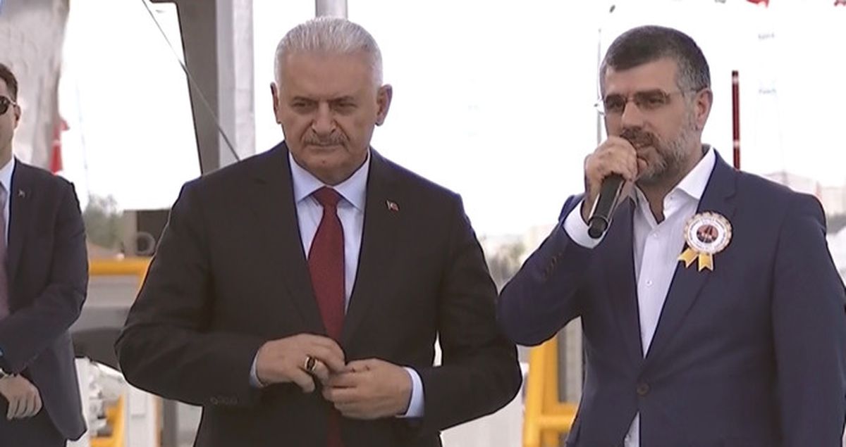 Başbakan, Belediye Başkanını Kürsüye Çağırıp Sultanbeyli'ye Tapu Müjdesini Verdi