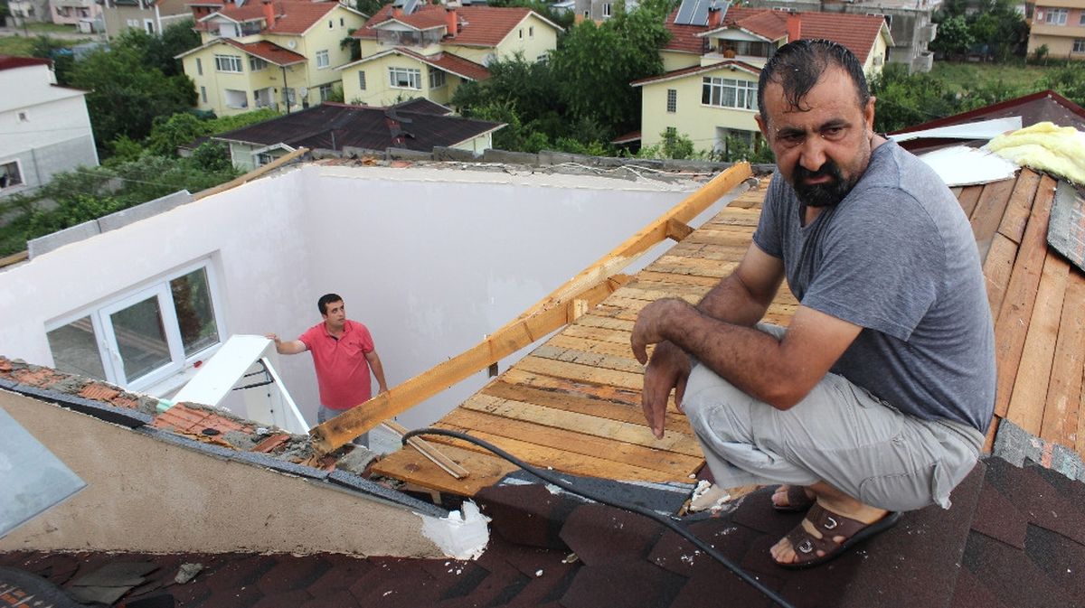 Kocaeli'de Fırtına Çatıları Uçurup Ağaçları Devirirken Balkondaki Çamaşırlığı da Es Geçmedi