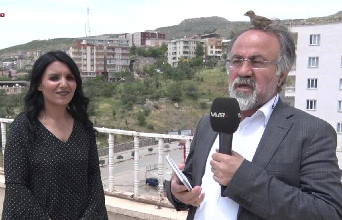 Şırnak'ta Canlı Yayın Yapan Iraklı Muhabirin Başına Kuş Kondu