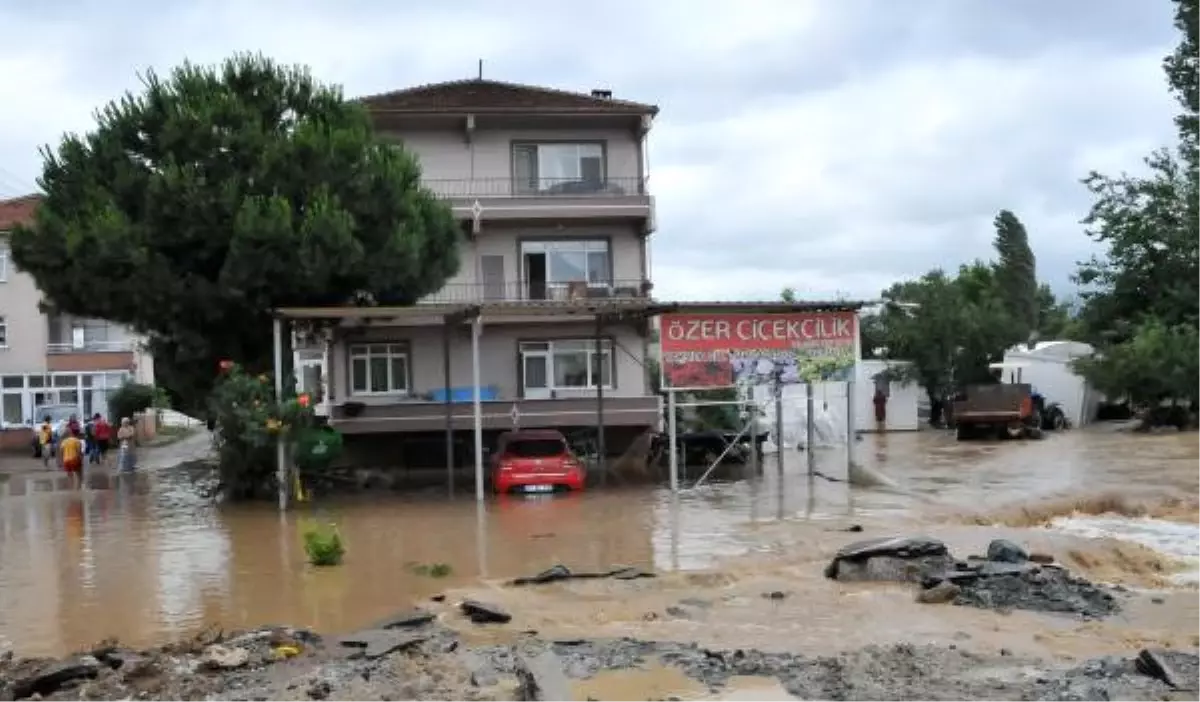 Çınarcık'ta Yağış Su Baskınına Neden Oldu (2)