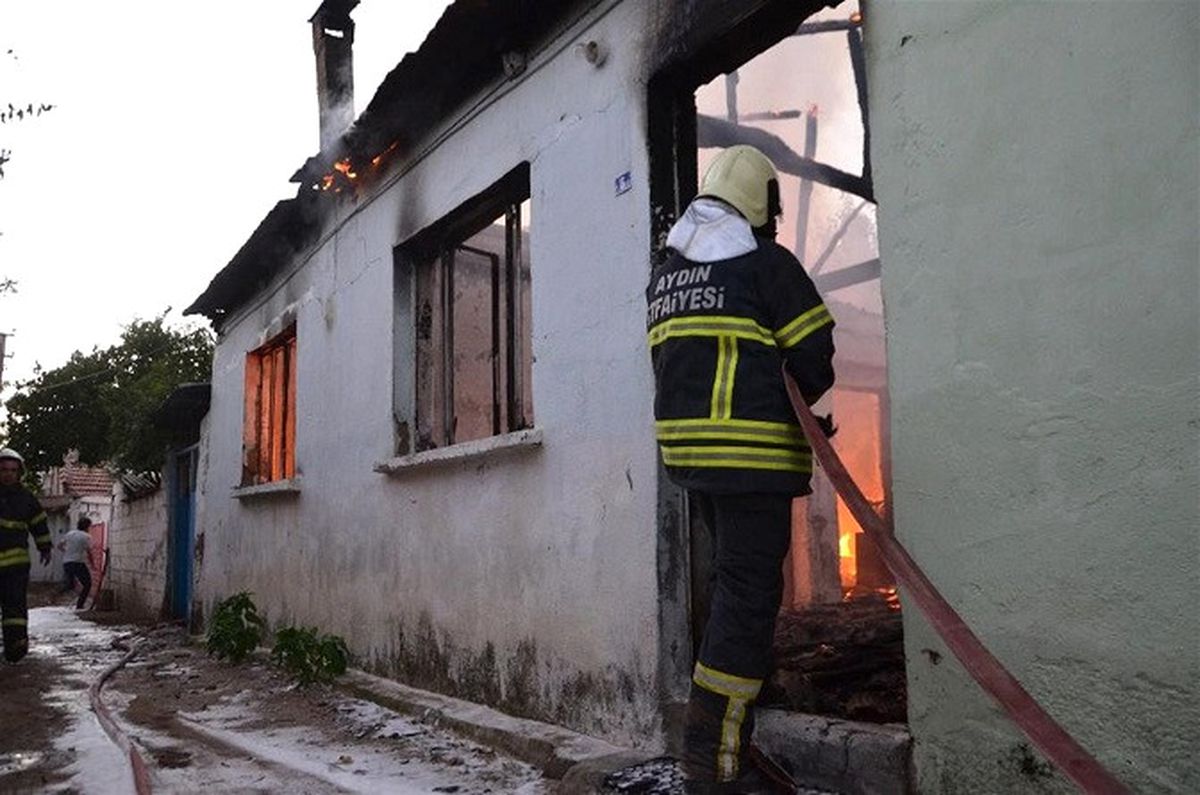 Esrarın Etkisiyle Yere Döktüğü Kül 3 Evi Harabeye Çevirdi