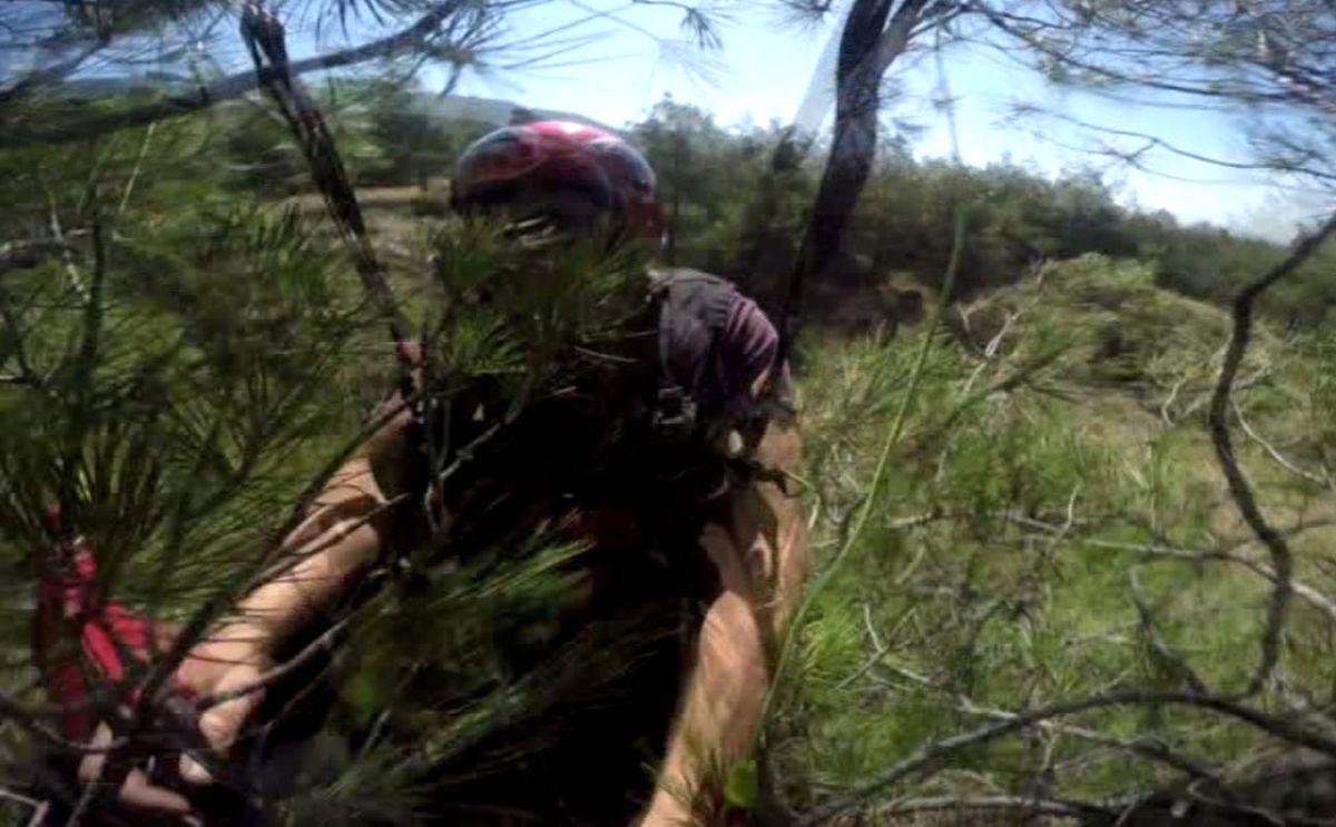 500 Metreden Atlarken Ağaca Çakıldı, Paraşüt Kamerası Anbean Kaydetti