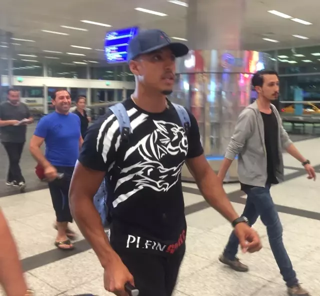 Fenerbahçe'nin Yeni Transferi Dirar, Türkiye'ye Geldi Fenerbahçe'nin Yeni Transferi Dirar, Türkiye'ye Geldi
