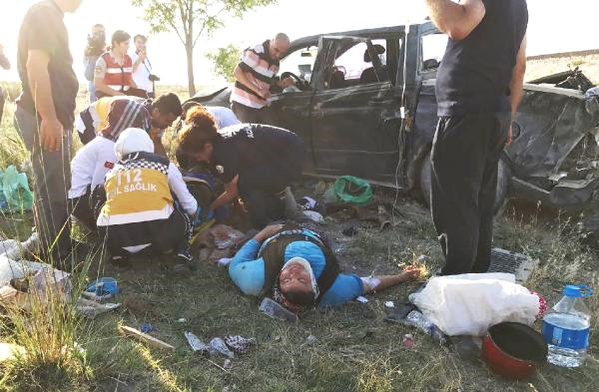 Konya'da Feci Kaza! Kadın Tarım İşçilerini Taşıyan Kamyonet Takla Attı: 2 Ölü, 8 Yaralı