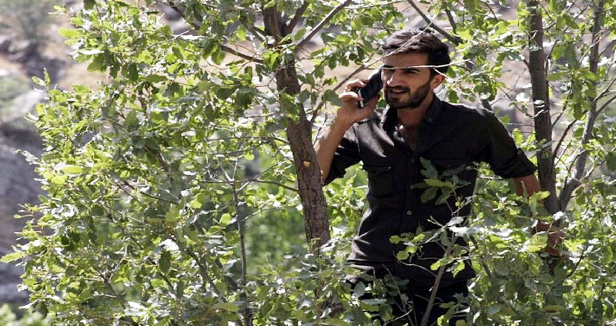 Şebekenin Olmadığı Köyde Vatandaşlar, Rahat Konuşabilmek İçin Ağaçlara Çıkıyor