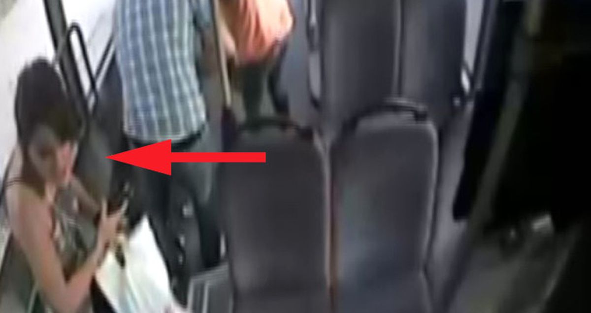 Şoför İstediği Yerde Bırakmayınca Otobüsü Taşa Tuttu