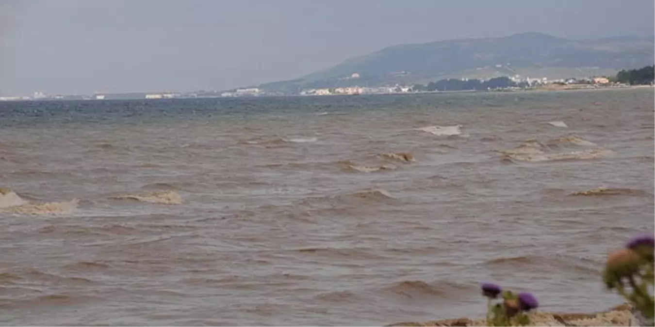 Yalova'daki Kuvvetli Yağış Denizin Rengini Değiştirdi
