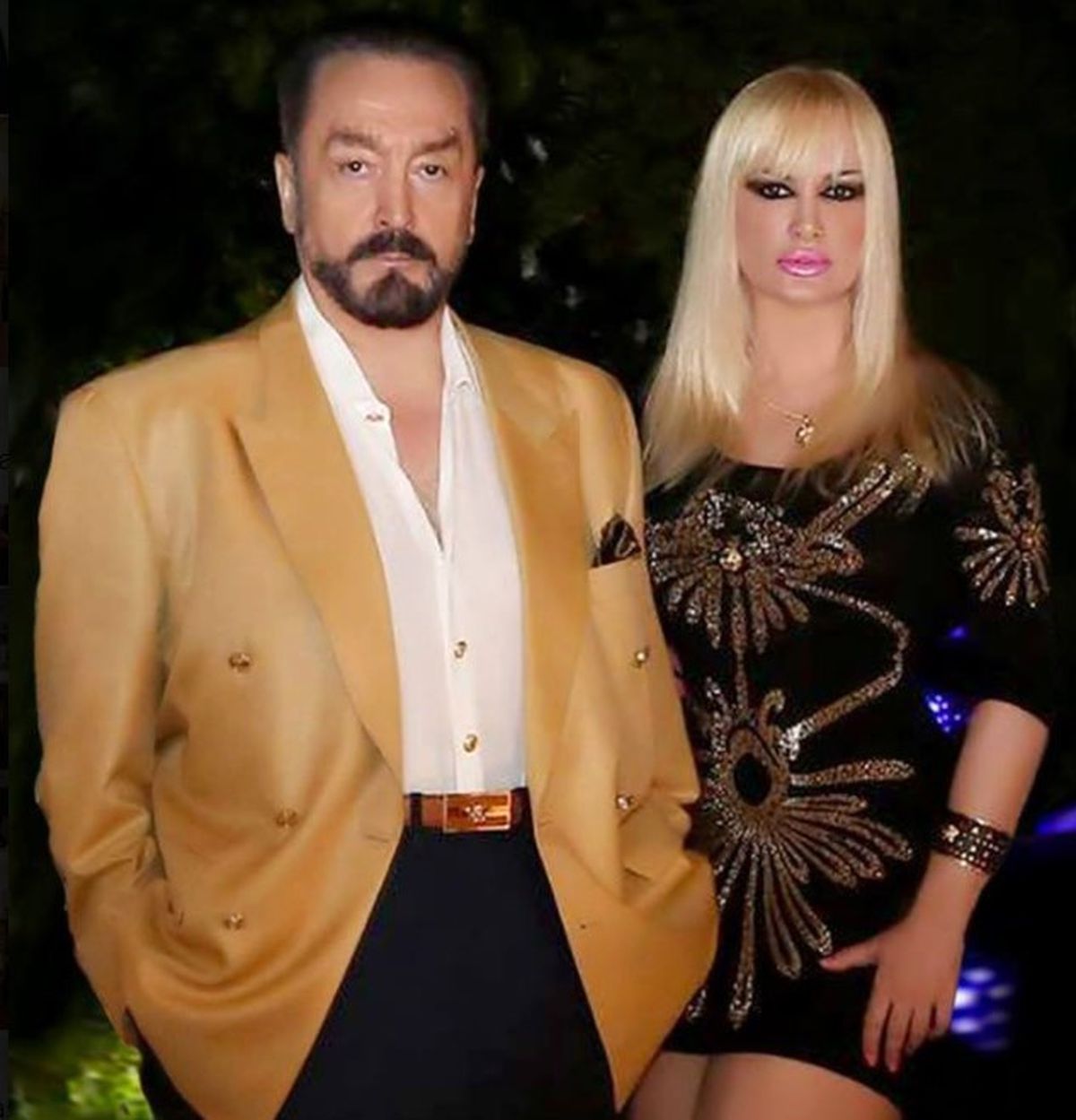 Adnan Oktar'ın Kediciğinin Üstsüz Pozu Sosyal Medyayı Salladı