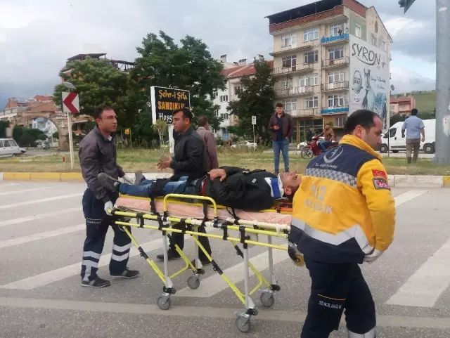 Afyonkarahisar'da İki Otomobil Çarpıştı: 6 Yaralı