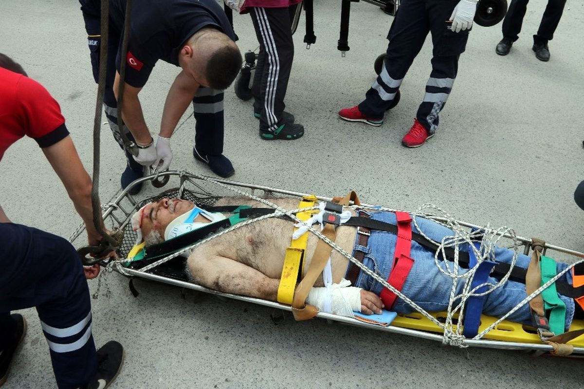 Ayağı Takılıp Arıtma Kuyusuna Düşen Tekniker Vinç Yardımıyla Kurtarıldı