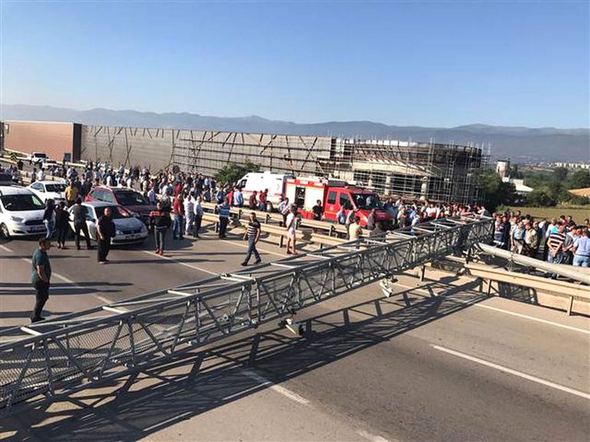 MOBESE Direğine Çarpan Kamyon Bursa-Ankara Karayolunu Ulaşıma Kapadı